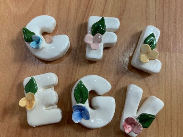 Iniziale in capodimonte con segnalibro - immagine 2